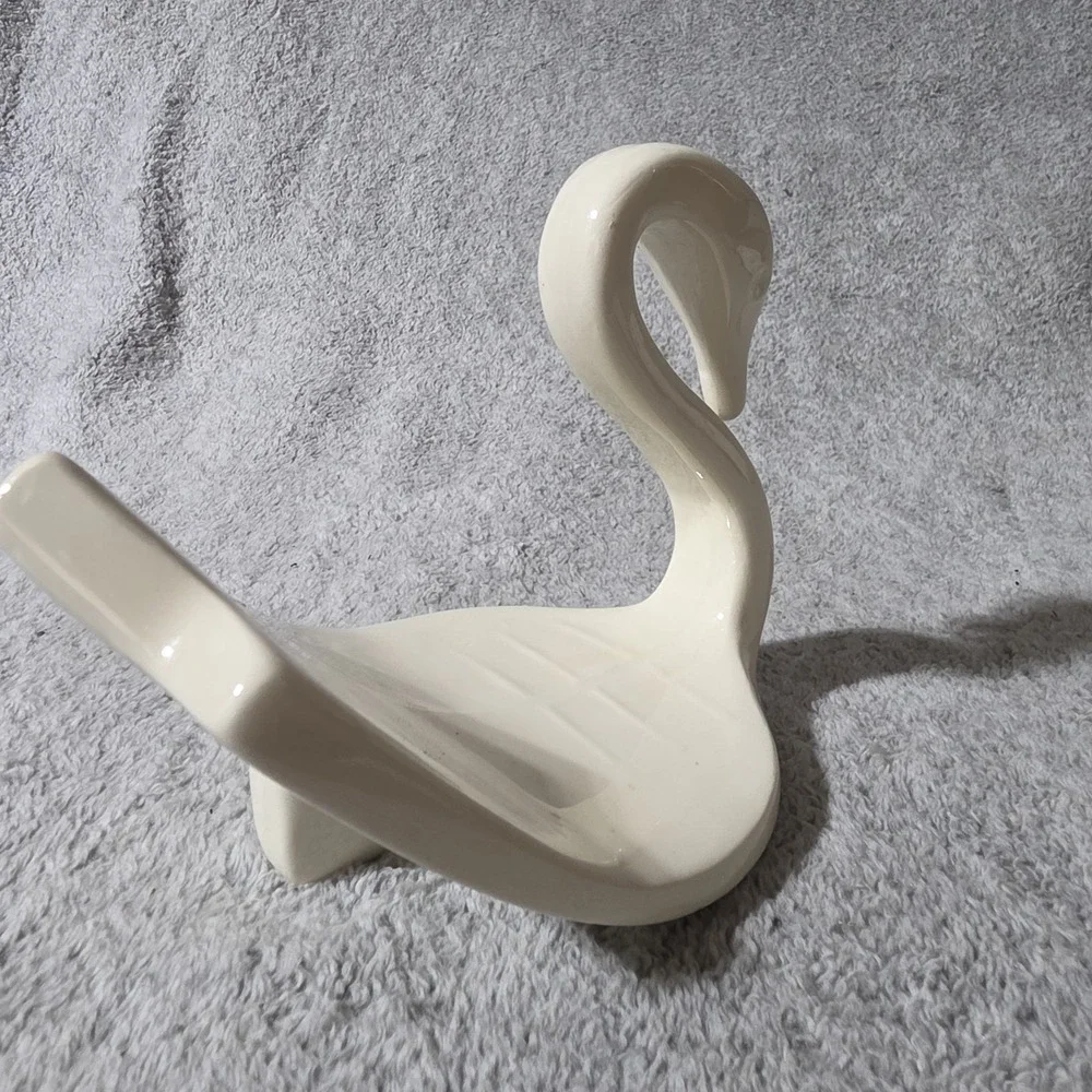 Vintage White Sean Ceramic Soap Or Towel Holder